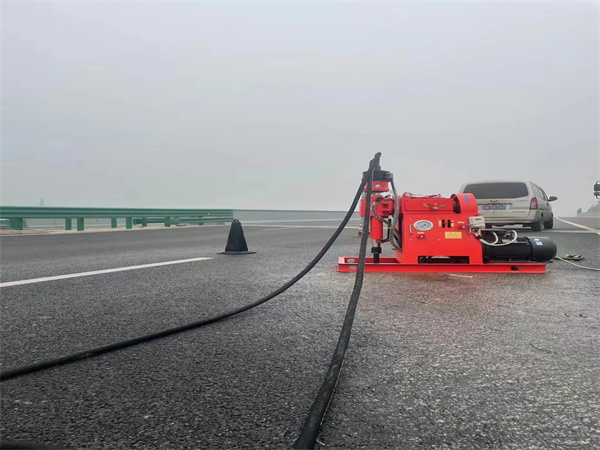 乌拉特中马路路基路面开裂下沉注浆加固灌浆