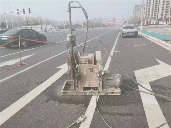 乌拉特中公路路面下沉沉降开裂注浆加固施工